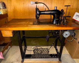 working vintage sewing machine.  Needs new belts 