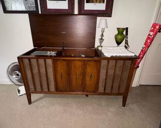 console stereo / 8 track / turn table