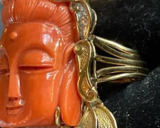 18k ring closeup