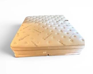 200 SaatvaKingMattresswSplitLowProfileBoxSpringsLikeNew