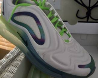 Mens Air Max 720 20( sz.8.5 in mens)) 60.00 Worn only a few times... Store Condition!