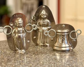 Chocolate molds with original clips.