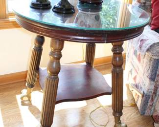 Gorgeous Round Oak Table / LOOK AT THOSE FEET
