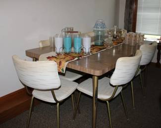 VINTAGE KITCHEN TABLE w/1 LEAF.  GREAT VINTAGE GLASSWARE SETS