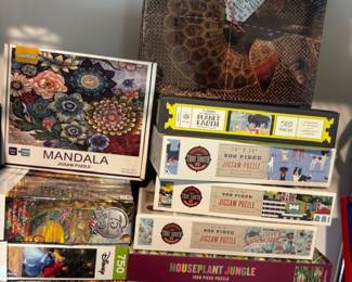 Jigsaw puzzles lot