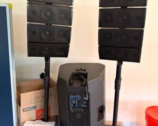 PA speaker system with line array and powered speakers