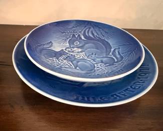 Blue and white porcelain collector plates, squirrel design