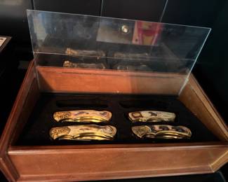 Collector pocket knife set of 4 in glass-top display case