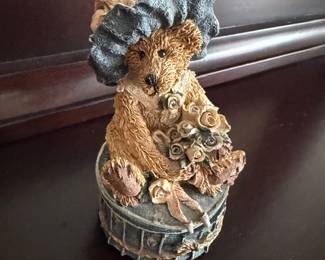 Resin collectible teddy bear figurine