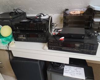 Beautiful vintage 3 piece Pioneer stereo system with speakers including a rare 6-cassette changer!!