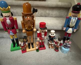 38 NutcrackerParadeVintageWoodenSoldiersHolidayFigures