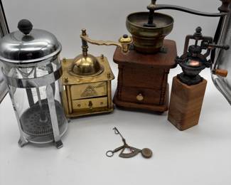 105 VintageCoffeehouseCollectionCoffeeGrindersPepperMillFrench