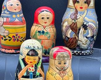 142 CharmingCollectionofHandPaintedRussianNestingDolls
