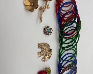 17 VintageCostumeJewelryLotwIndiaGlassBanglesBroochesEarring