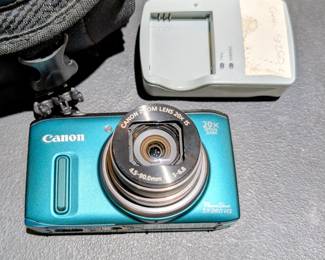 Canon PowerShot SX260 HS: with charger and aftermarket camera bag