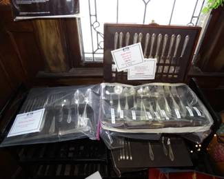 186 Pc Set of Community Flastware "Sheritan" w/; Case & Open Tray Service for 12 w/ 224 Coffee Spons & 224 Forks + 21 Serving Pieces New Drastically Reduced Price averages $2 per Pc.