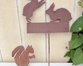 46 RusticMetalGardenBunnySquirrelDecor