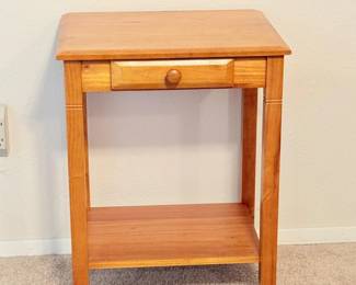 122 WoodenEndTablewDrawer