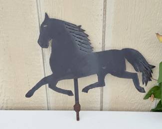 99 MetalGardenRunningHorseDecor