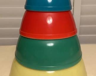 MES158 Set Of Four Primary Colors Vintage Pyrex Nesting Mixing Bowls