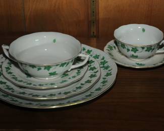 HEREND GREEN GRAPE LEAF & FINE HAND-PAINTED DINERWARE SET