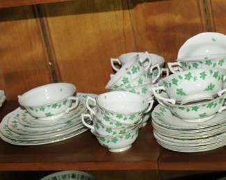 HEREND GREEN GRAPE LEAF & FINE HAND-PAINTED DINERWARE SET