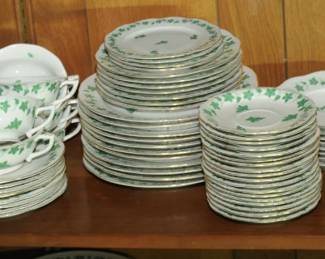 HEREND GREEN GRAPE LEAF & FINE HAND-PAINTED DINERWARE SET