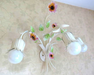 Lot 119: Vintage Italian Hand Painted Tole Wall Light Sconce