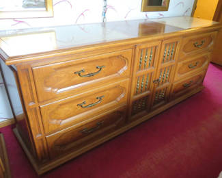 Lot 128: Thomasville Furniture Monterey 6 Drawer Dresser Marble Top