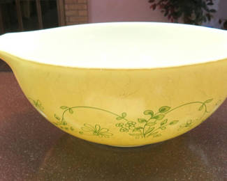 Lot 58: Vintage Pyrex Shenandoah Mixing Bowl