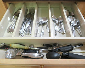 Lot 142: Flatware Drawer Starburst Assorted Patterns