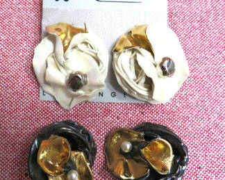 Lot 83: 2 Pairs Vintage Amy Lacombe Wearable Art Earrings