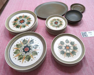 Lot 18: Denby Langley England Stoneware Sherwood Green Flower Dinner Service 26 pieces