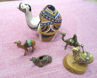 Lot 16: Lot of Camel Figurines