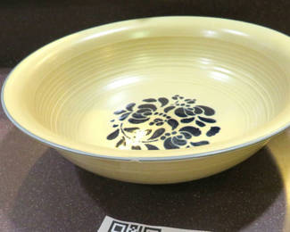 Lot 60: Vintage Pfaltzgraff Pottery Serving Pasta Bowl