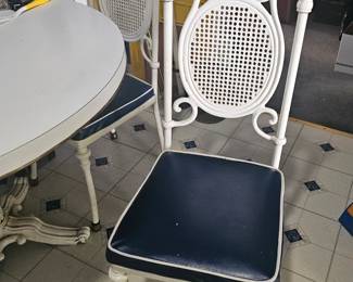 Diningroom set, 4 chairs and round table