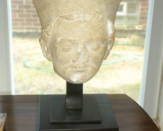 Very important head of a Bishop, Limestone Artifact, c. 14th c., Ile de France