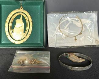 Lot 25: Assorted gold-tone jewelry and keepsake medallions