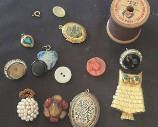 Lot 52: Assorted vintage jewelry components and accessories