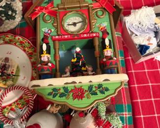 Avon 2011 Tick Tock Til Christmas Santa Cuckoo Clock Animated Musical