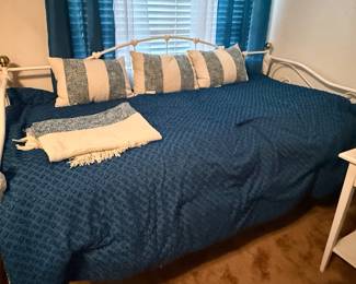 wrought iron daybed with trundle