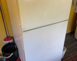 HE246GE Americana Fridge and 6 Glass Beer Mugs