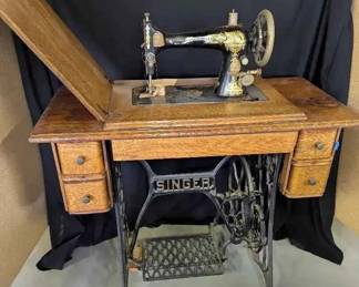 HE101VVintage Singer Treadle Sewing Machine 