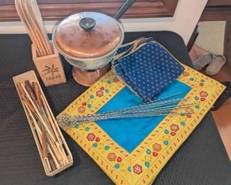 HE233Fondue Set With Placemats And Napkins 