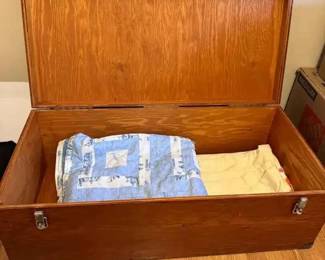 HE242Vintage Storage Trunk With Blankets