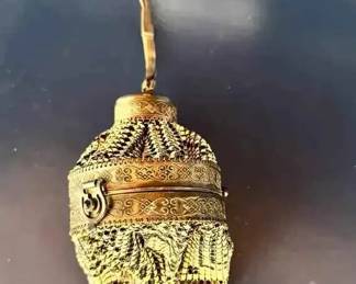 HE154VVintage Whiting And Davis Enamel Mesh Compact Purse