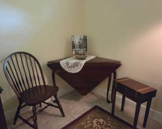 Corner gate leg table