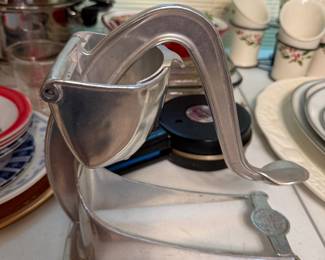 Vintage Wear Ever Aluminum Citrus Juicer