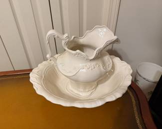Pitcher and wash basin set