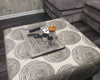 DECORATIVE SQUARE HASSOCK/TABLE